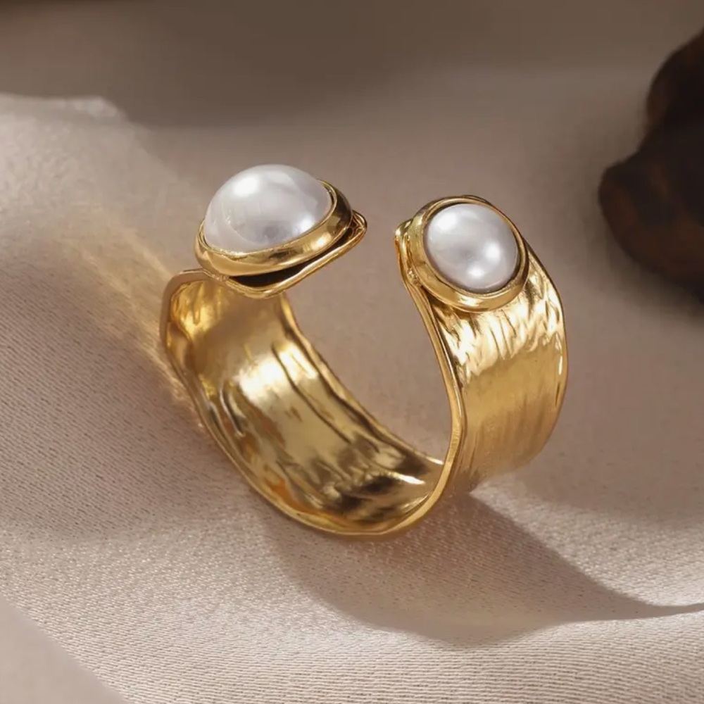 NEW Elegant Gold and Pearl Women's Ring
